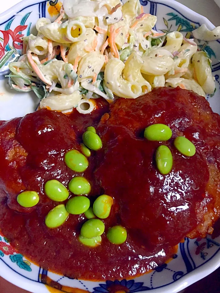 Hamburger with tomato sauce and macaroni salad.|Mary Annさん