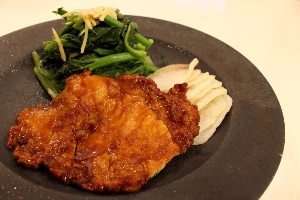 台湾の家庭料理 パァイグーハン(排骨飯)|もも太郎さん