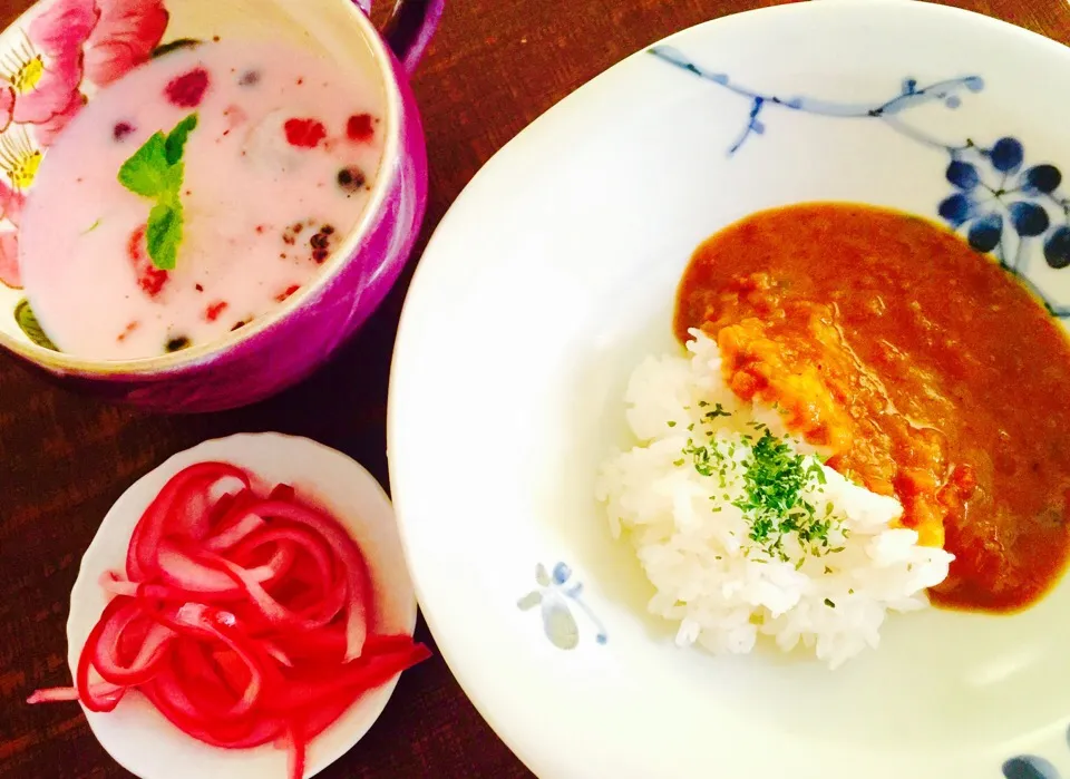 Snapdishの料理写真:酢玉葱カレーとベリーヨーグルト|Harumiさん