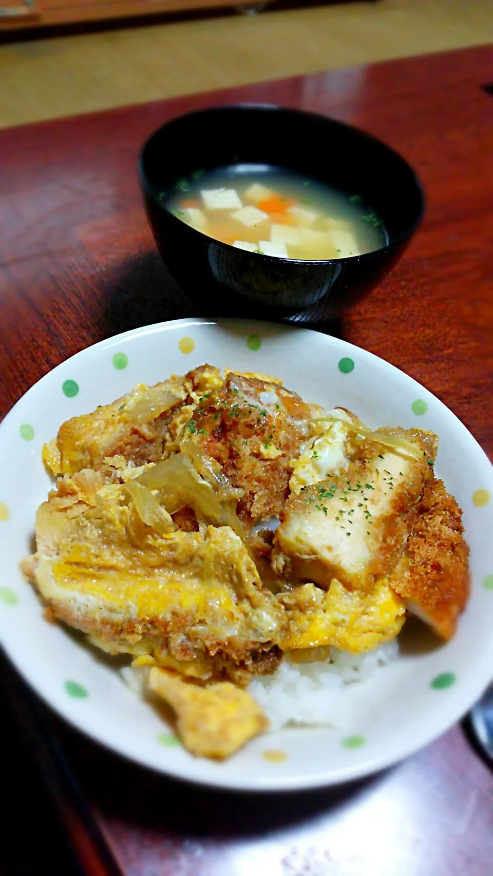 Snapdishの料理写真:チキンカツ丼と、とうふ入り中華スープ|honoshowさん