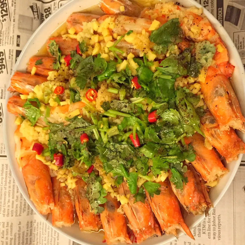 Snapdishの料理写真:Steamed prawns with garlic, coriander and chilli|catwoollyさん