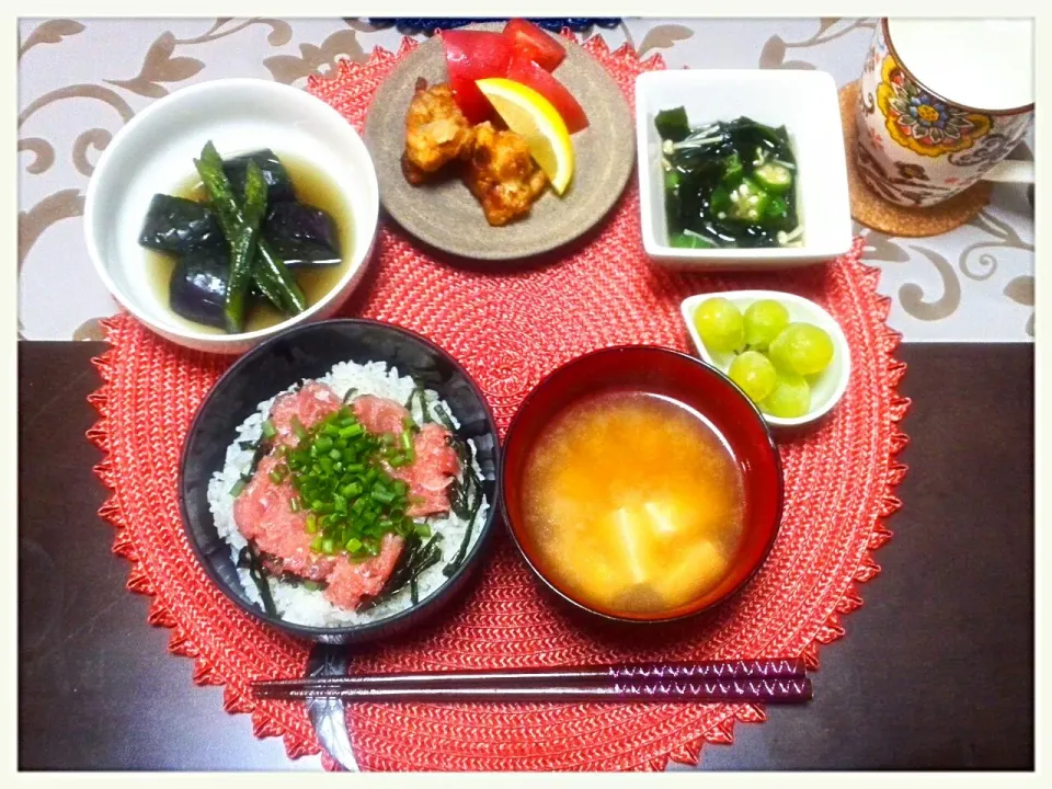 Snapdishの料理写真:ネギトロ丼
からあげ
おくらとワカメのさっぱり和え
揚げ茄子煮浸し|misaさん