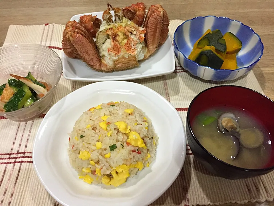 Snapdishの料理写真:甲羅外した毛ガニ（笑）・干しエビ炒飯・ちくわとキュウリの明太子ソース和え・かぼちゃ塩煮・しじみ味噌汁|まーままさん