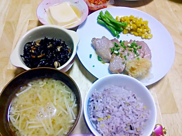 Snapdishの料理写真:豚肉の甘辛焼き
卵豆腐
ひじきの煮物
えのきの味噌汁
雑穀ご飯|めぐさん