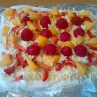 pavlova with raspberries,  strawberries and peach|tessさん