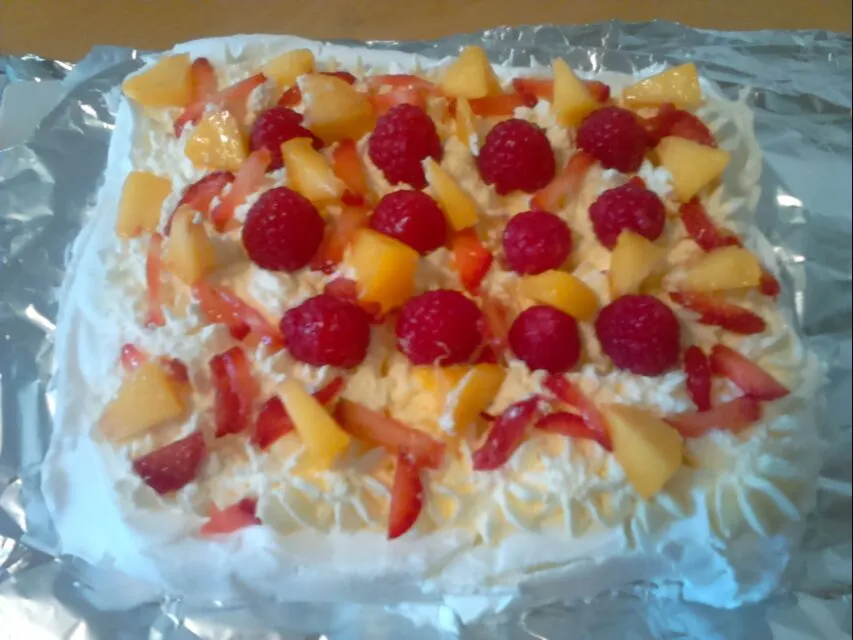 pavlova with raspberries,  strawberries and peach|tessさん