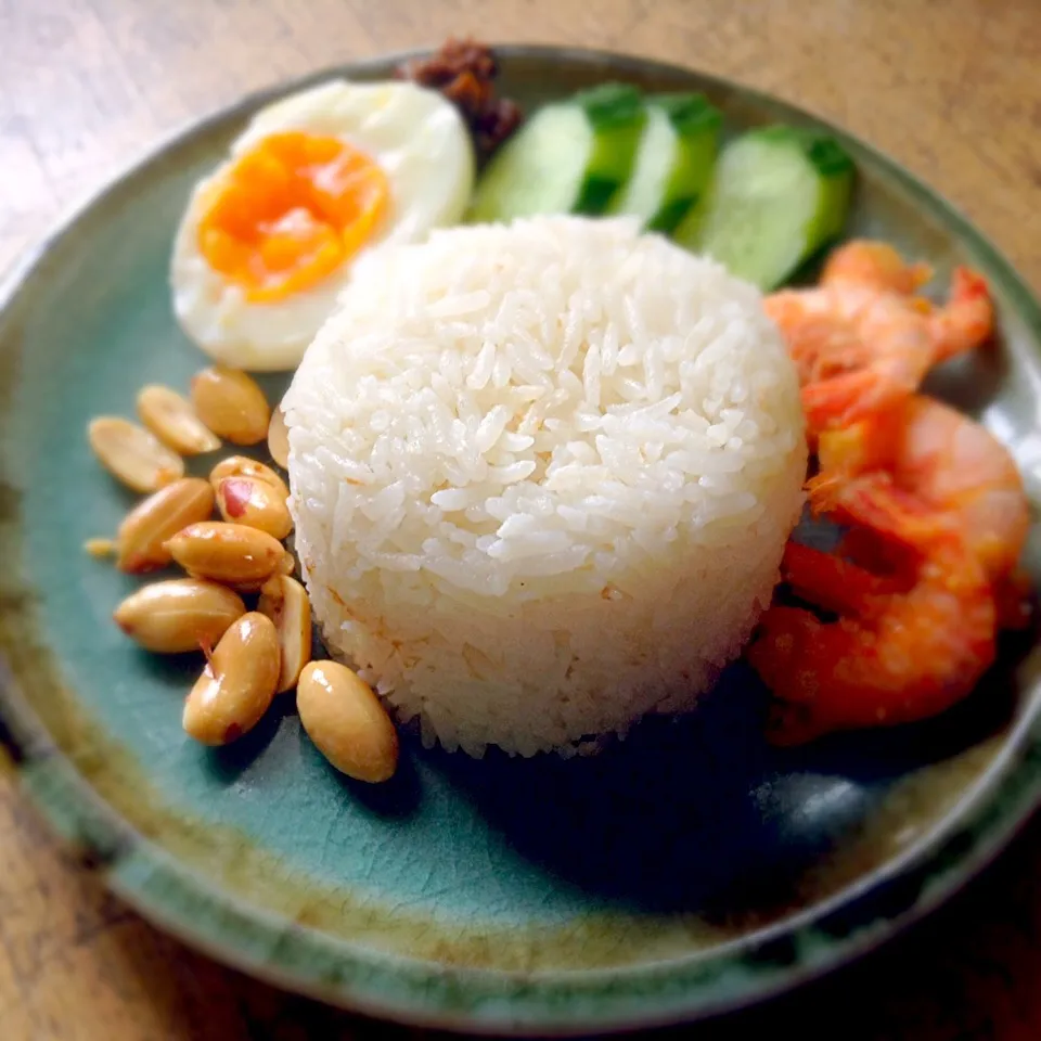 Nasi lemak。真ん中にココナッツライス、マレーシアの定番朝食。|CHOOtaitaiさん