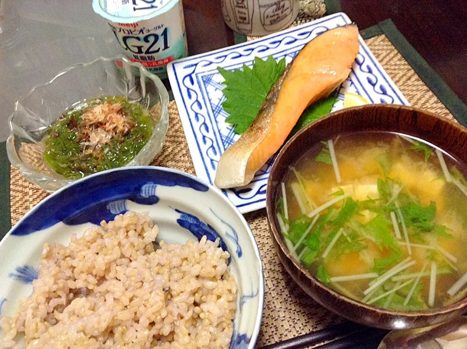 鮭＆めかぶ＆水菜と豆腐の味噌汁|まぐろさん