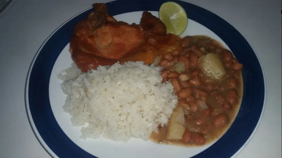 Today's dinner white rice pinto beans with fried pork chop yummy! !|Frank Ortizさん