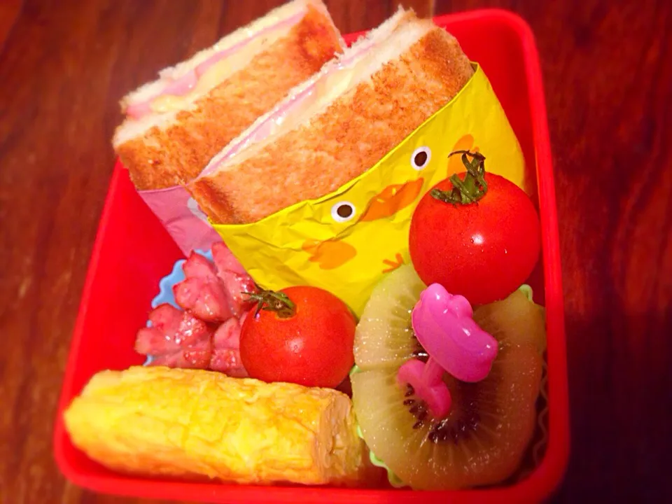 Snapdishの料理写真:幼稚園一学期最後のお弁当 ハムチーズホットサンド弁当|K N 3さん