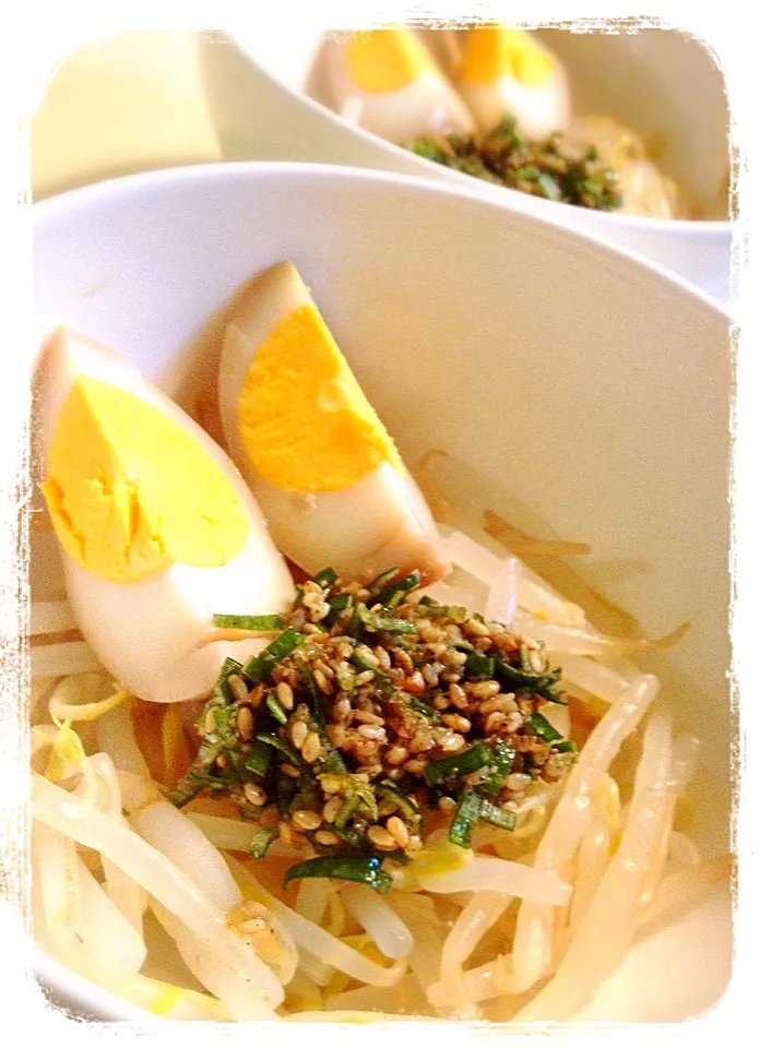 もやしとゴマの和え物。Bean sprouts, topped with sesame seeds and green onion|toyamadaさん