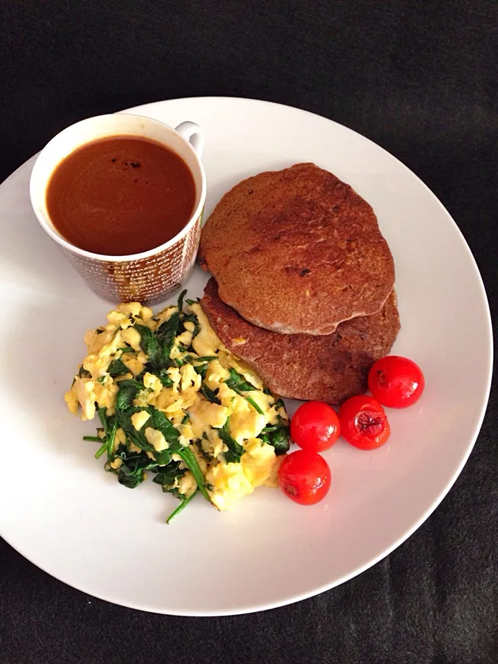 Corn and mushroom pancakes, scrambled egg with spinach, roasted cherry tomatoes, ☕️|coxiella24さん