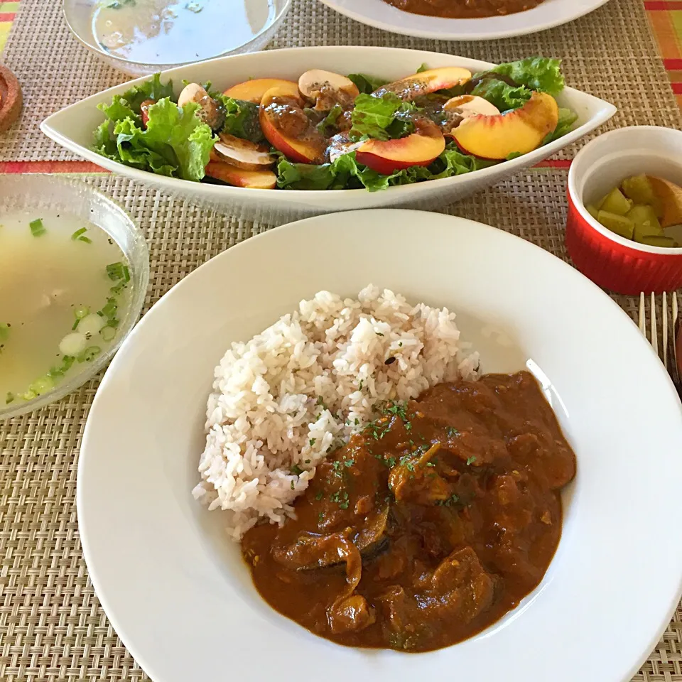 鶏肉とナスのカレー、鶏ガラスープ、桃とマッシュルームサラダバルサミコ酢チアシードドレシッング|Kaori. Tさん