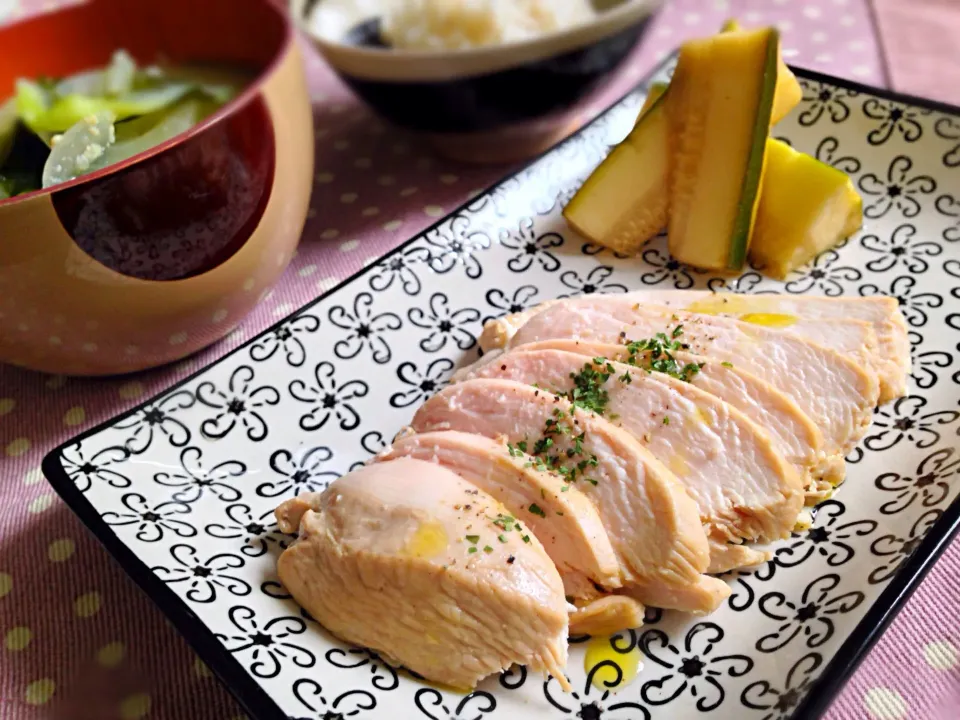 朝ご飯  柔らか鶏ハムとズッキーニのピクルス|砂雪さん