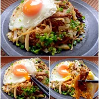 Snapdishの料理写真:Fried Noodles♨️目玉焼きのせ辛味噌もつ焼きそば〜ん