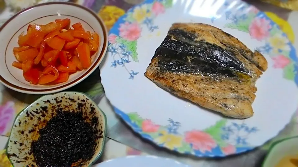 Lemon butter Milkfish with sides of Tomatoes in Shrimp Paste|Rinielさん