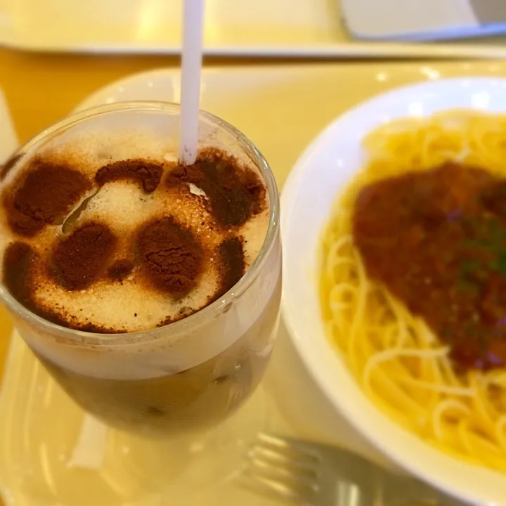 Snapdishの料理写真:ミートボールのボロネーゼとパンダカフェラテ♡|くれはさん