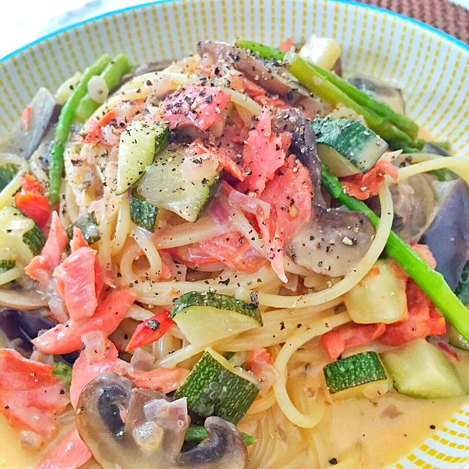 スモークサーモンの彩り野菜スパゲッティ。Smoked salmon cream spaghetti.|K2さん