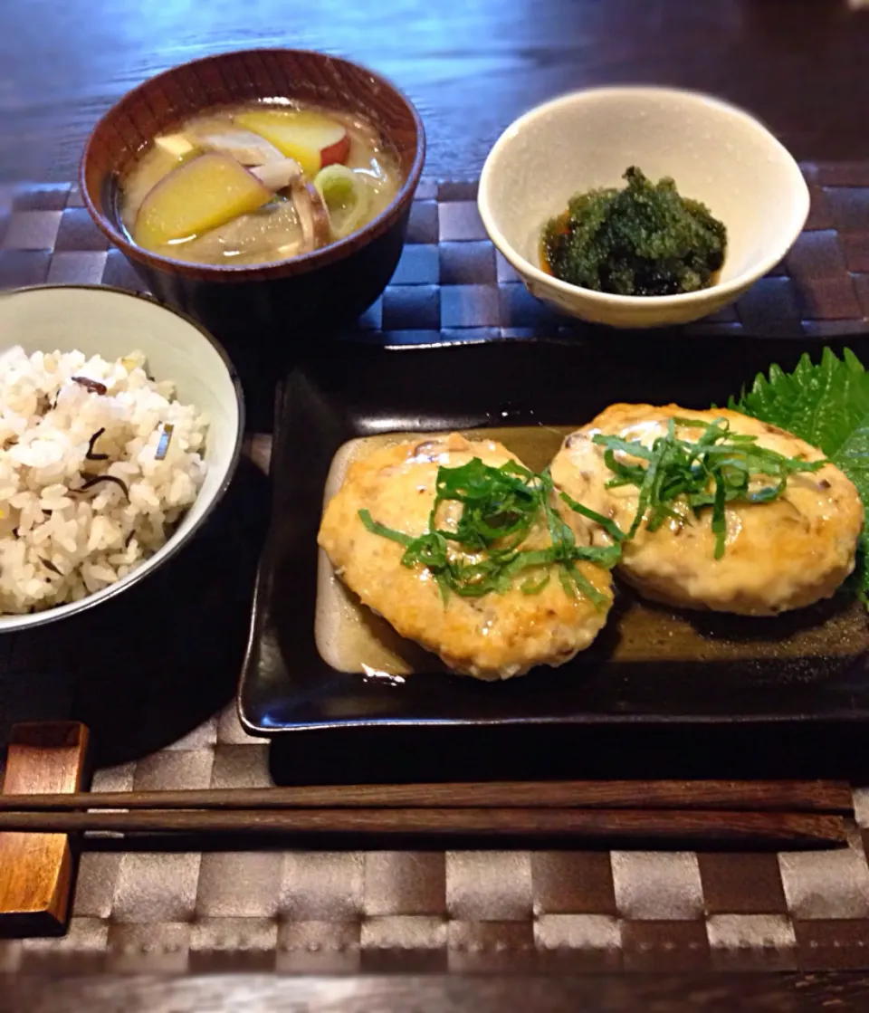 鶏挽肉と豆腐のハンバーグ定食    海ぶどうもらったん❤️|miiiーna"さん