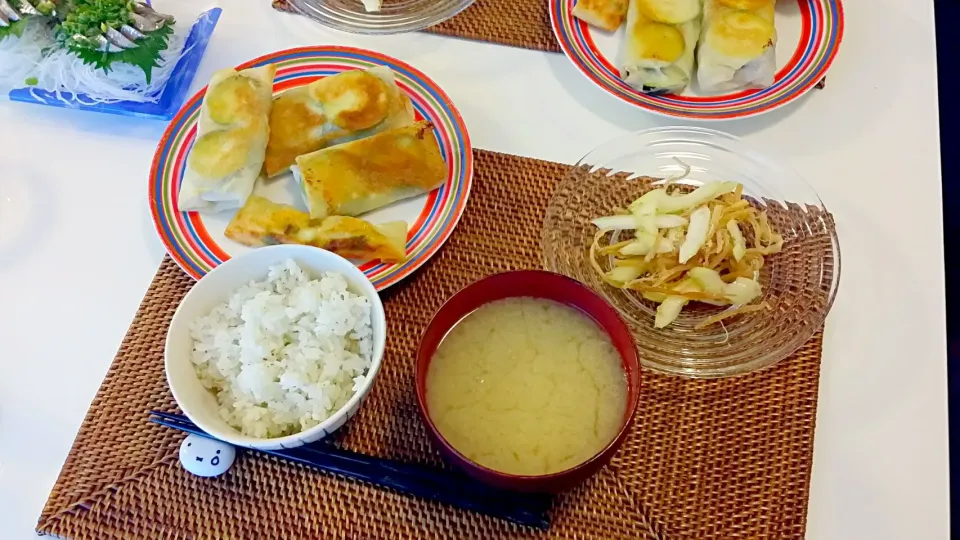 今日の夕食 鱚とズッキーニの春巻き、セロリとさきいかの和え物、マジックソルトの混ぜご飯、玉ねぎの味噌汁|pinknari🐰🌈さん