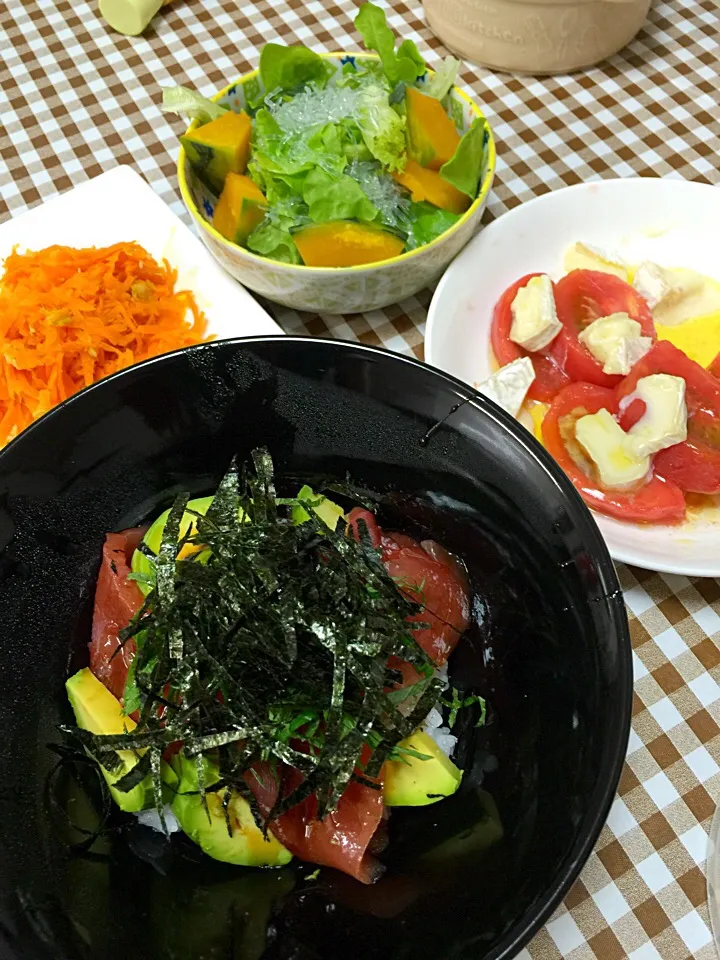 Snapdishの料理写真:まぐろアボカド丼💕人参シリシリ💕カボチャ入りサラダ💕トマト&カマンベールチーズオリーブ和え|☆光るさん