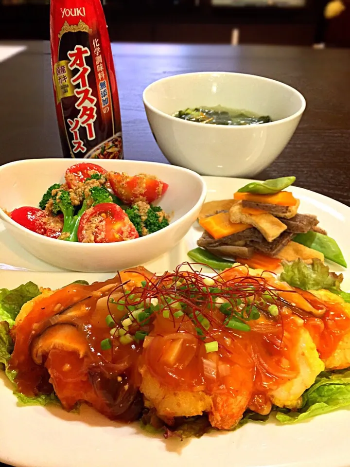 Snapdishの料理写真:⭐️海老のチリソース ⭐️凍りこんにゃくと油揚げの甘煮 ⭐️ブロッコリーとトマトの胡麻和え ⭐️千切り野菜とワカメの春雨スープ|よっちぃさん