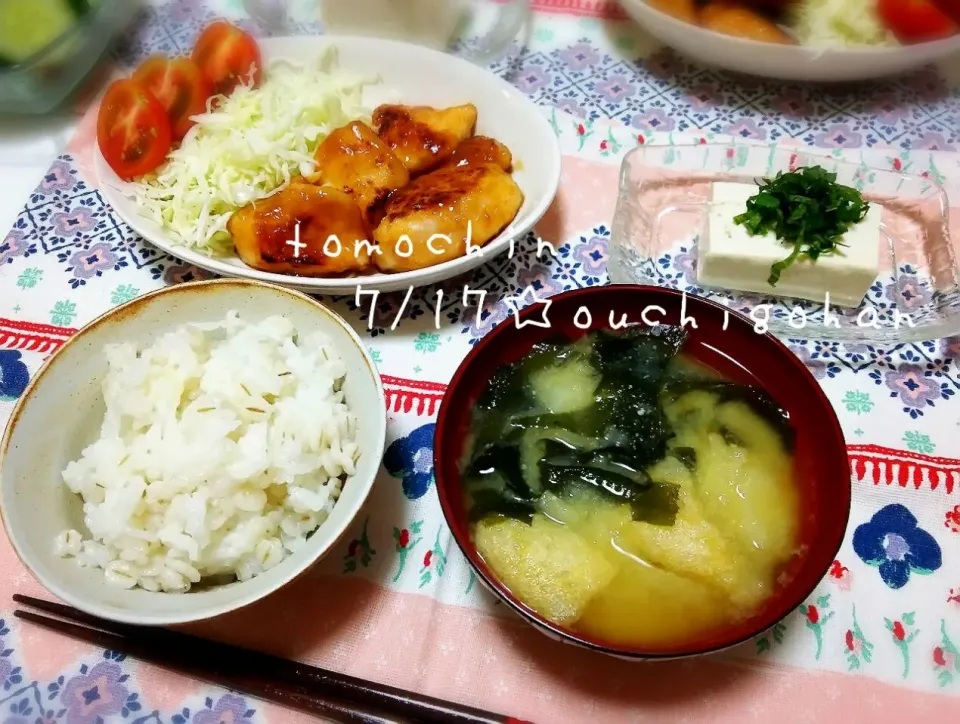 久しぶりにお家で夜ご飯🍚✨

✻胸肉のやわらか照り焼き
✻冷奴
✻じゃがいもとわかめのお味噌汁
✻きゅうり|ともちんさん