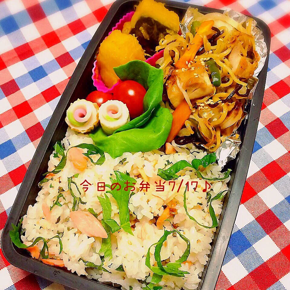 今日のお弁当7/17♡鮭寿司・鶏塩焼きそば・かぼちゃとじゃがいもの煮物・お花かまぼこ(*^^*)|ばろんさん