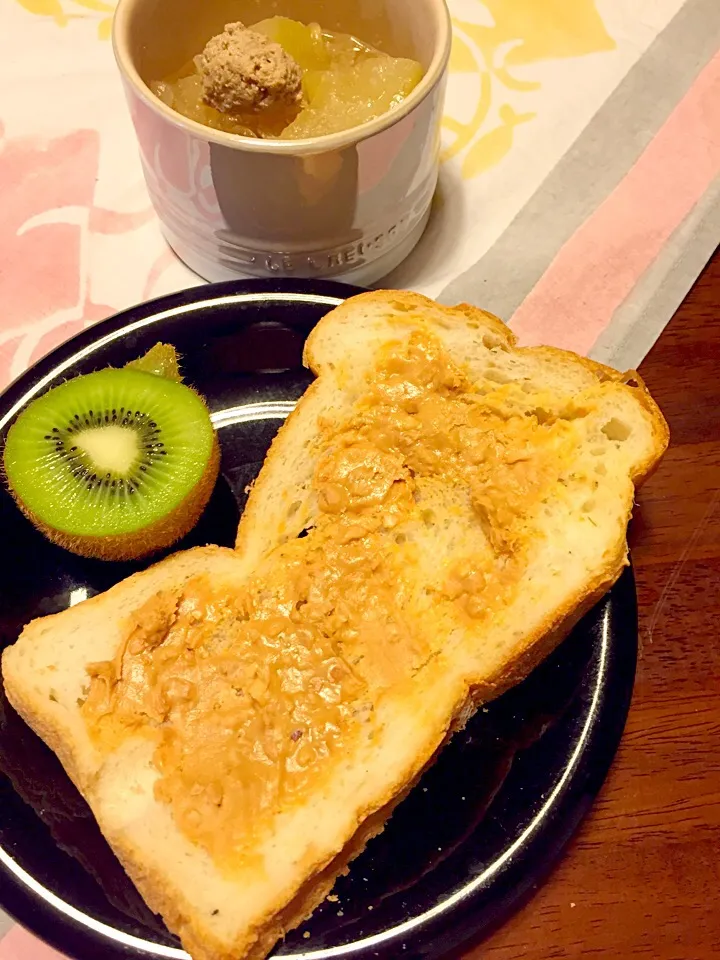 朝焼き🍞ピーナッツバター🌟kiwi🌟冬瓜の春雨スープ(´◡`๑)|さくたえさん