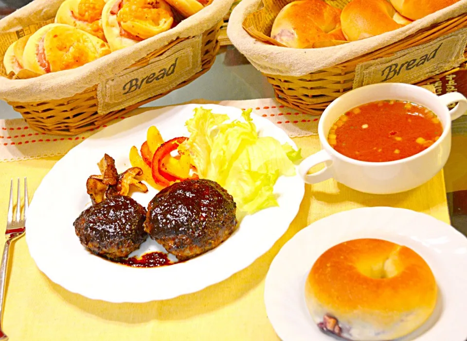 ハンバーグ、オニオスープ、パン for Dinner|💖 ジジ 💖さん