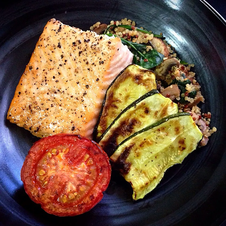 Quinoa with spinach and mushrooms, grilled salmon, zucchini and tomato|coxiella24さん