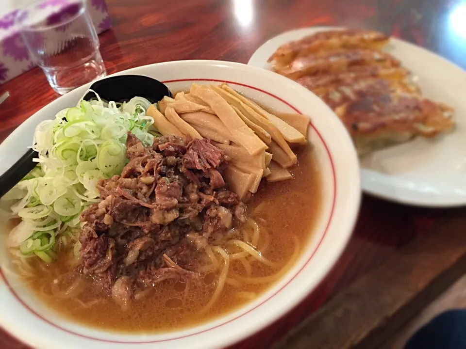 シマシマトム 牛骨正油ラーメン メンマネギトッピングに餃子|ddr3rdmixさん