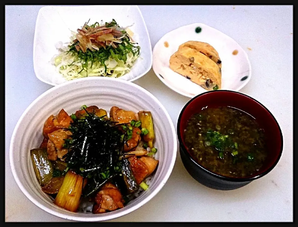 Snapdishの料理写真:焼き鳥丼と海苔のお味噌汁、キャベツと薬味のポン酢サラダ、いろいろ野菜の卵焼き|misaさん