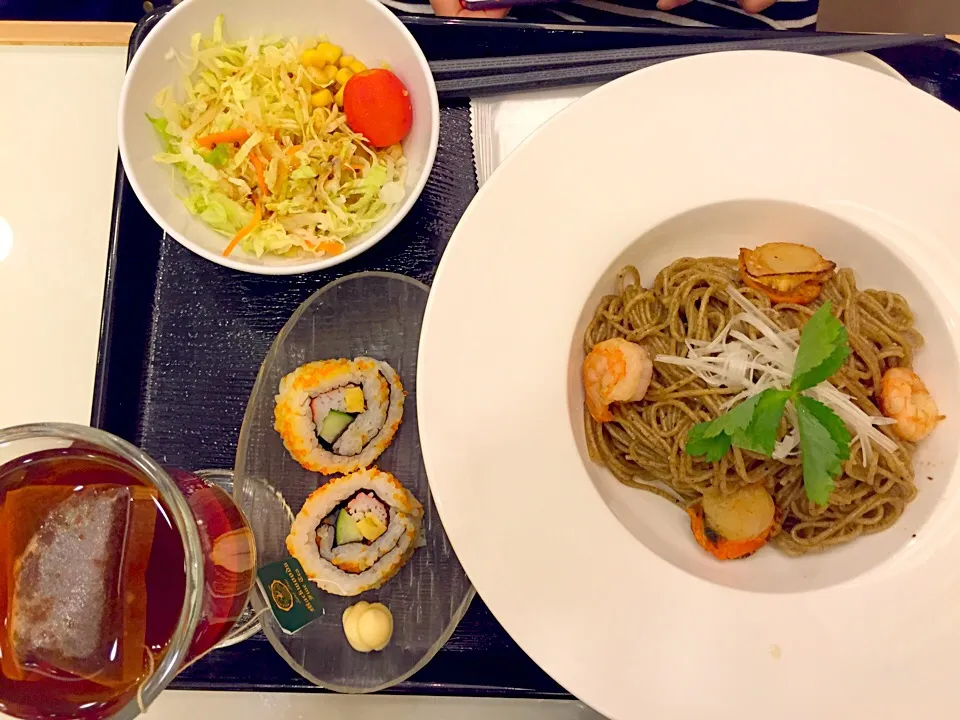 Japanese spaghetti with seafood + Californian rolls + vegetable + apple tea|Sky Blueさん