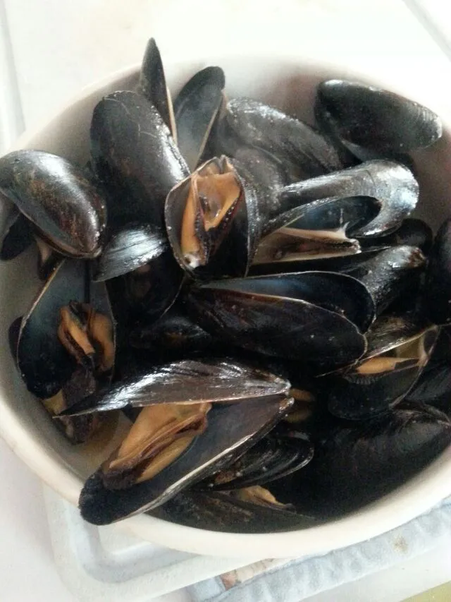 steamed some muscles in lemon butter so my kids could see if they like them.|Polly Gelfusoさん