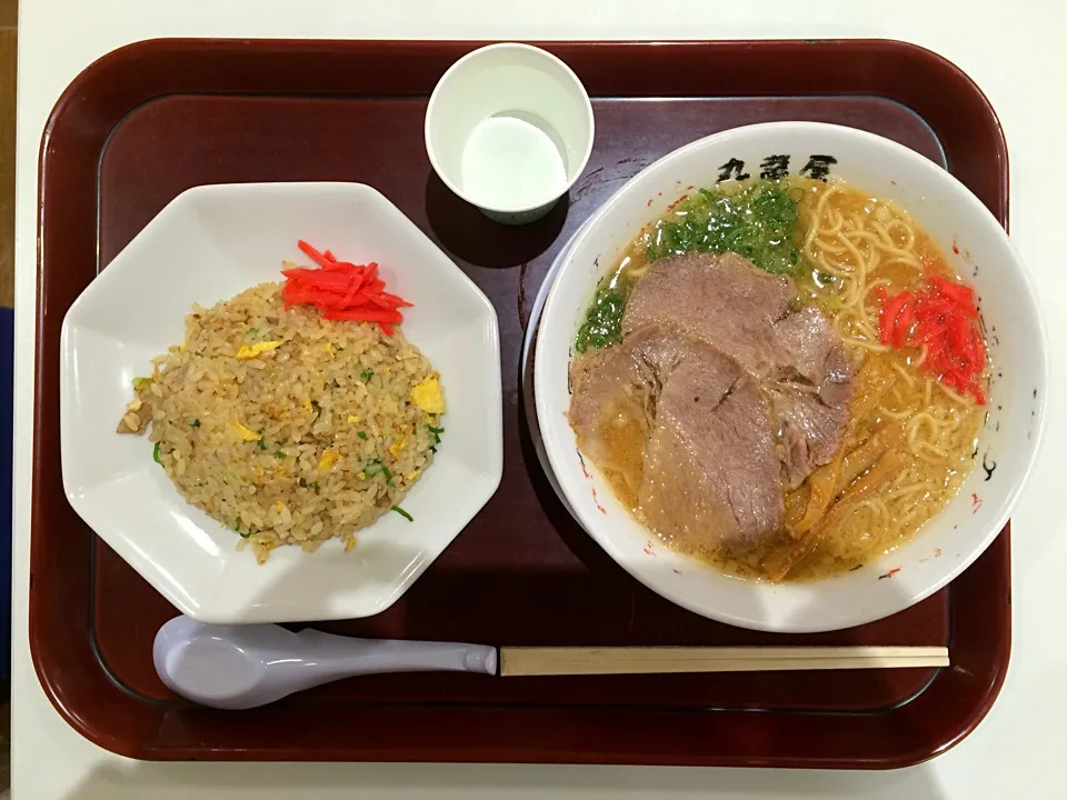 Snapdishの料理写真:味噌ラーメン•チャーハンセット|ばーさんさん