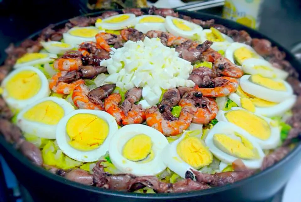 Pancit Palabok (Rice Noodles in Shrimp and Dried Fish Flake Sauce garnished with Eggs, Shrimps, Squids, Chinese cabbage and Pork Crispies)|Alvin Valerianoさん