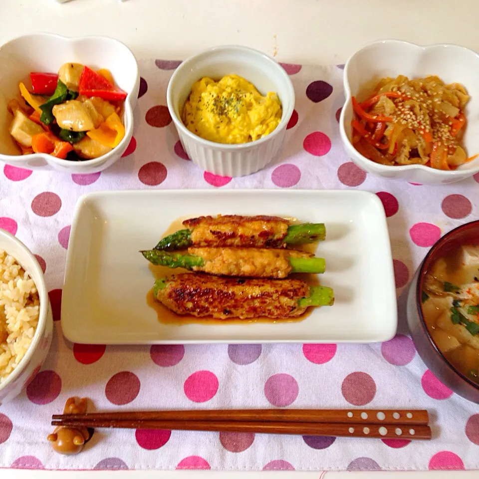 アスパラの肉巻き、大根とにんじんの炒め煮、鶏肉とパプリカの炒めもの、かぼちゃサラダ、豆腐とお揚げのお味噌汁|にゅきさん