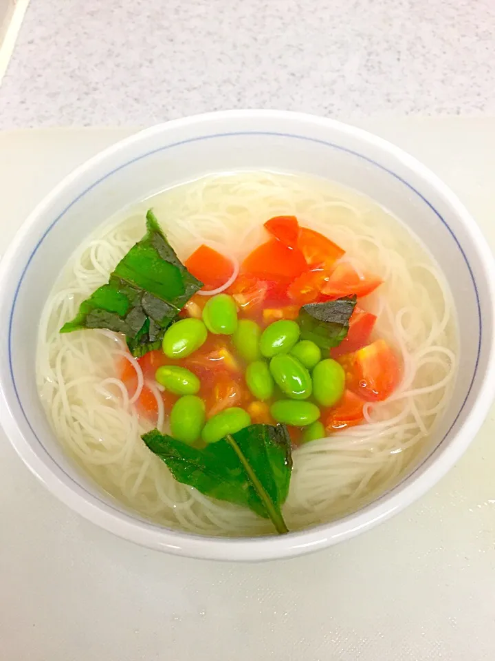 トマトとバジル、枝豆さんのあったか鳥ダシそうめん|Kaoru Ichikawaさん