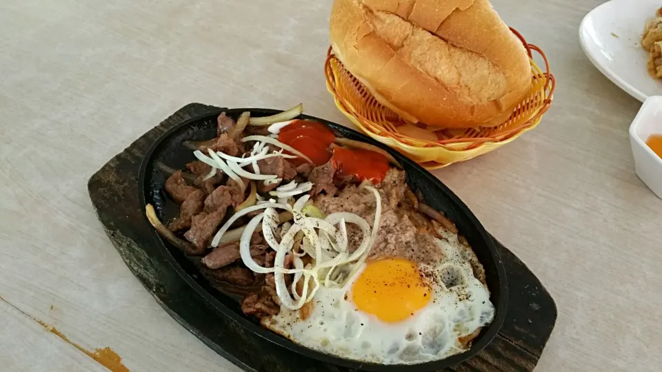 Beef on hot plate with bread (Vietnamese style)|秋平さん