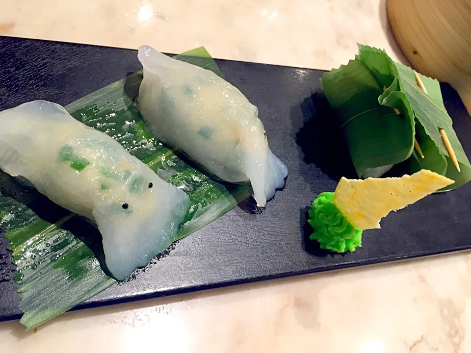 Minced shrimp & squid dumpling served with traditional dumpling stuffed with nuts, dried shrimp & barbecued pork|Sky Blueさん