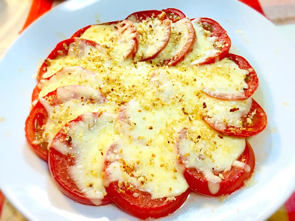 トマトのチーズ焼き🍅＋ともこさんのカリカリアンチョビパン粉💛|ぷっくりんこ💙さん