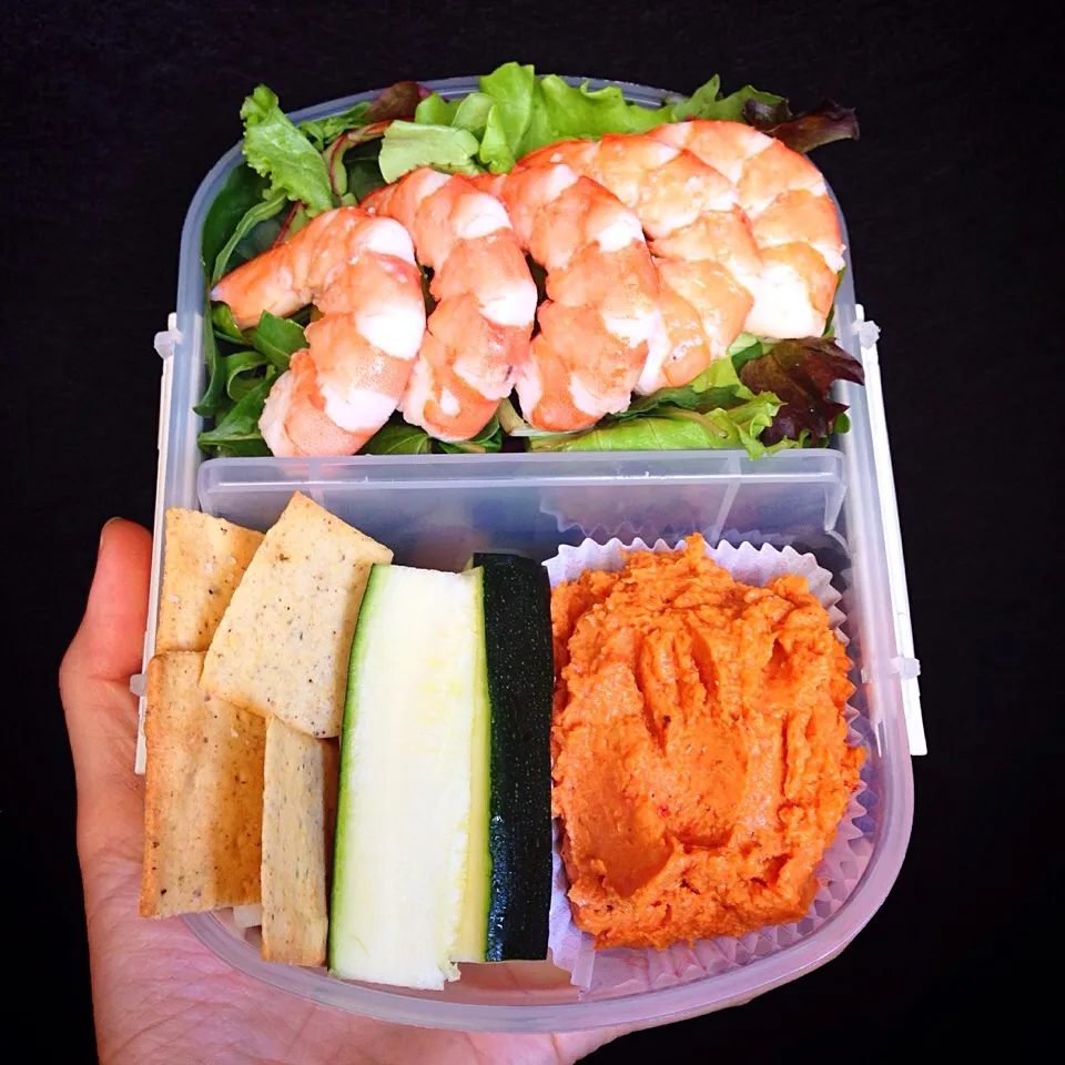 今日の弁当 Today's bento - shrimp salad, roasted red pepper hummus with zucchini and lentil chips|coxiella24さん