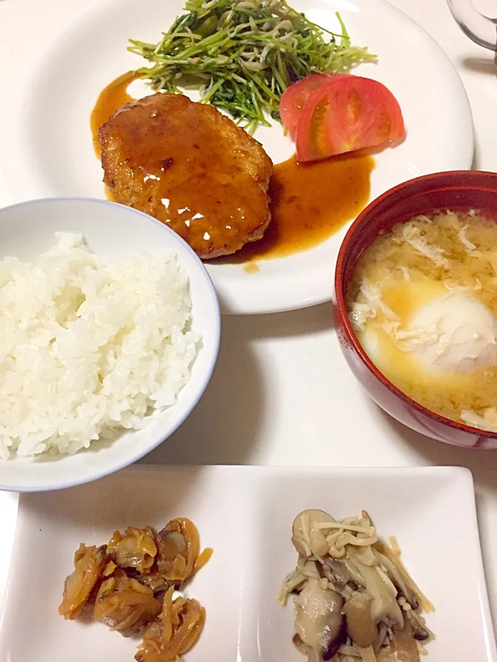 豆腐ハンバーグ、豆苗とジャコのサラダ、玉子の味噌汁、アサリのしぐれ煮、きのこのナムル|コロ助さん