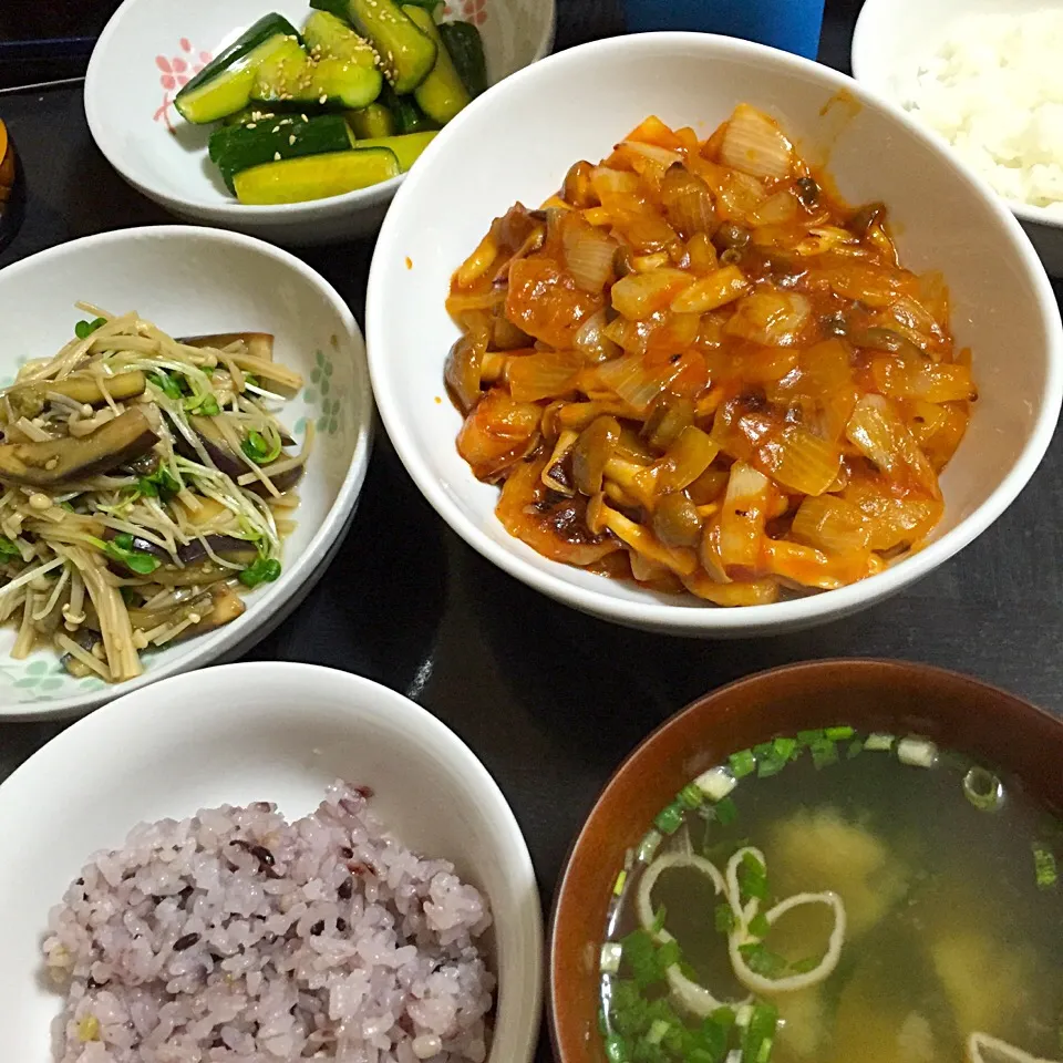 今日の晩ご飯は、しめじ入りエビチリ、なすとえのきの中華風サラダ、きゅうりのだし醤油漬け、雑穀ごはん、味噌汁。|ゆえさん