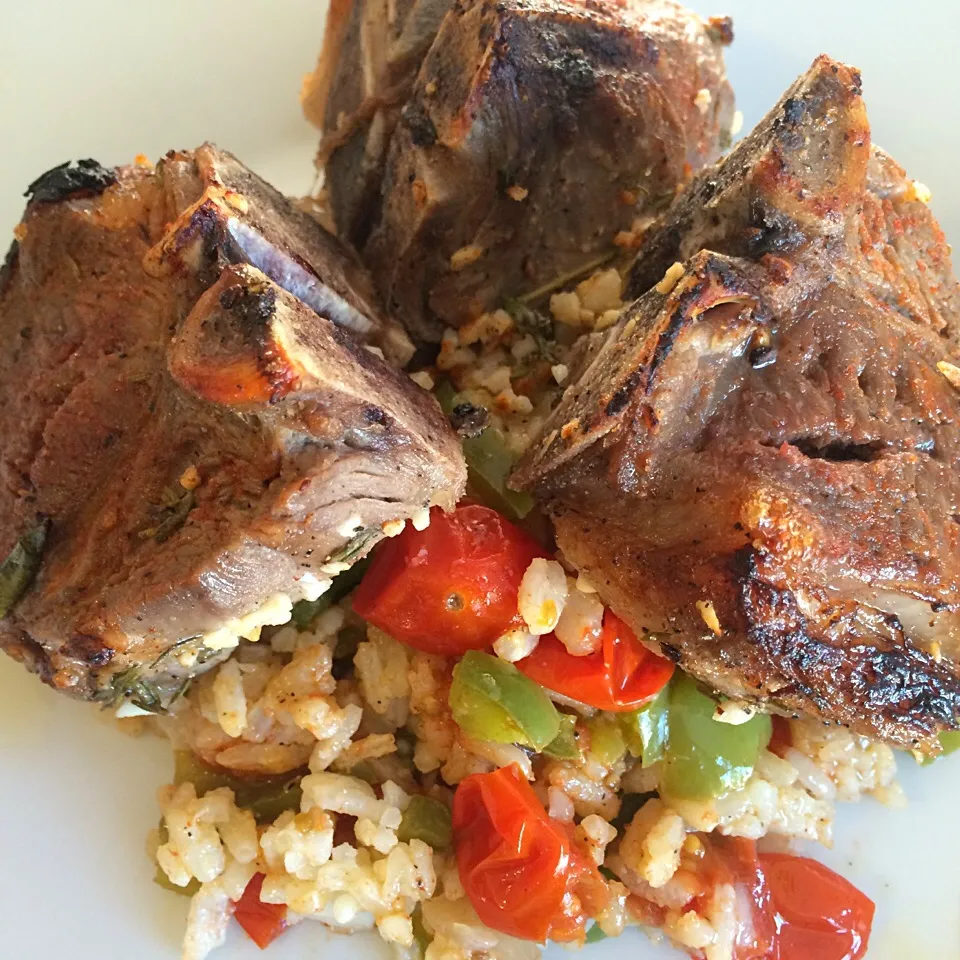 Lamb chops marinated in lemon, red wine vinegar, olive oil & fresh rosemary over rice w/ green peppers & tomatoes roasted in balsamic vinegar|Curt Chillさん