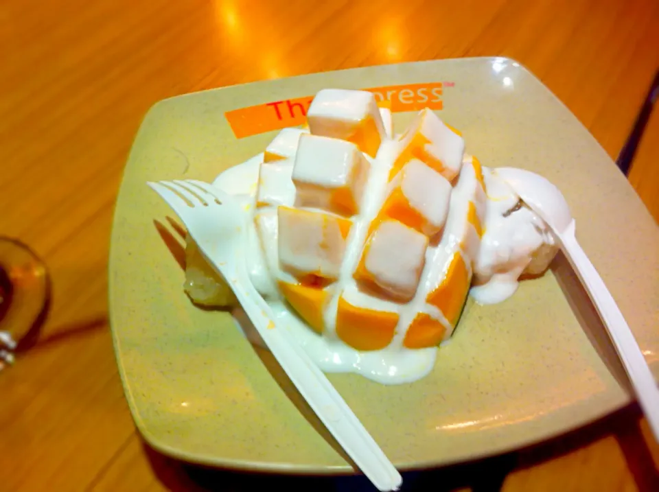 Snapdishの料理写真:Xôi xoài - Mango with sticky rice|✨LovelyTeddy ✨さん