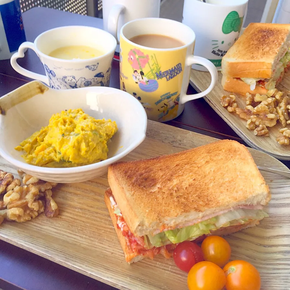 ベランダで朝食♪つるはしサンド、カボチャサラダ、コーンスープ|yoshiee mizutaniさん