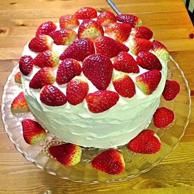 Yellow  Cake With Cream Cheese Frosting With Slice Strawberries  On Top|Sheila Harrisさん