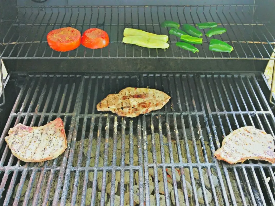 Pork chops with a Montreal steak rub, jalapenos, and a tomato and cucumber sprinkled with sea salt and garlic powder.|Joseph Sandersさん